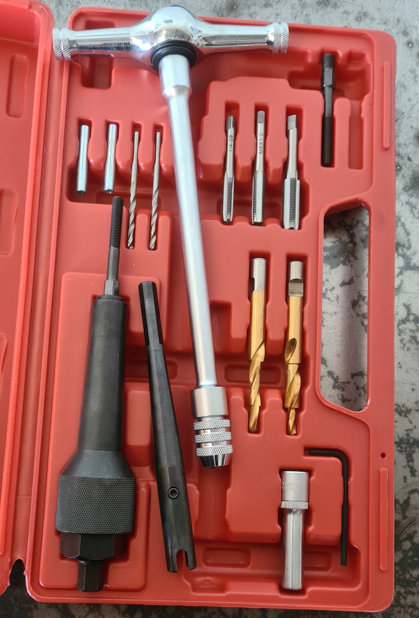Comprehensive set includes all necessary adaptors, centring and thread cleaning tools to safely remove the damaged glow plug without damaging the cylinder head